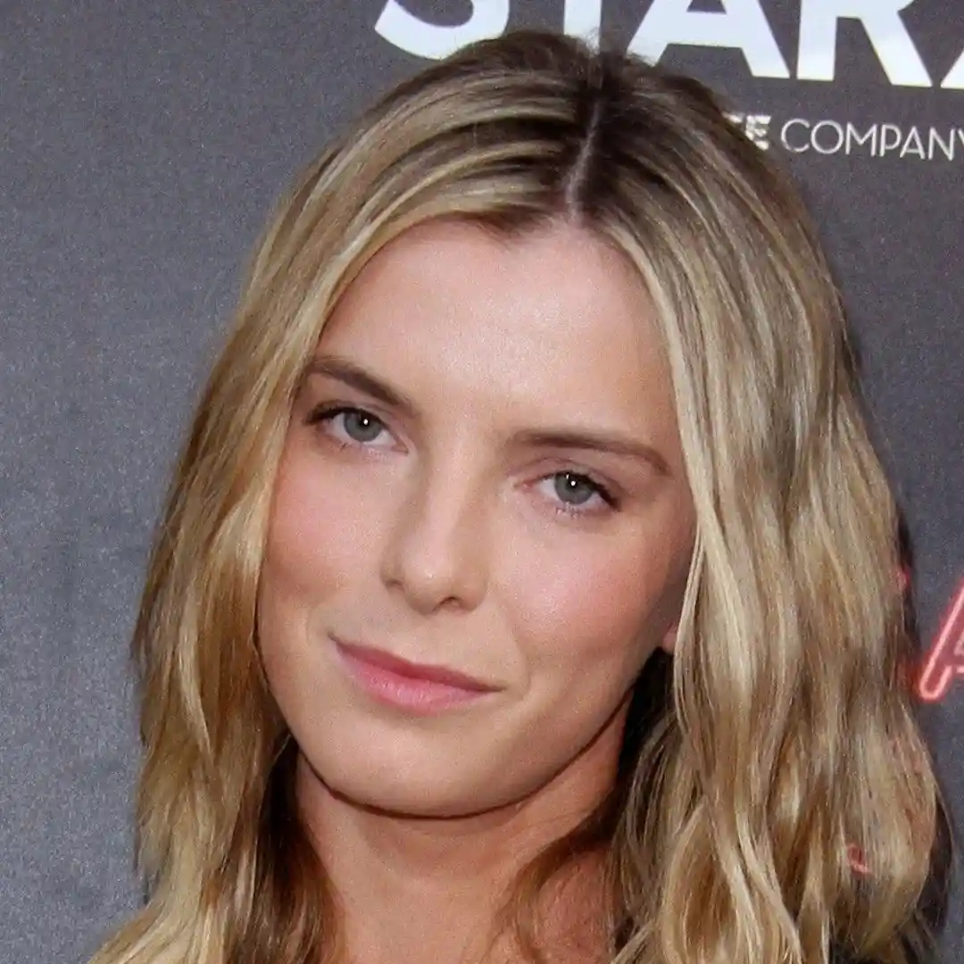 بتی گیلپین - Betty Gilpin