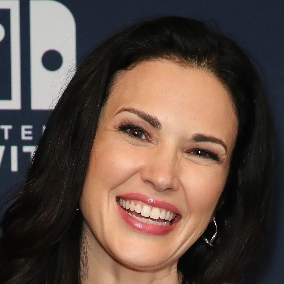 لارا منل - Laura Mennell